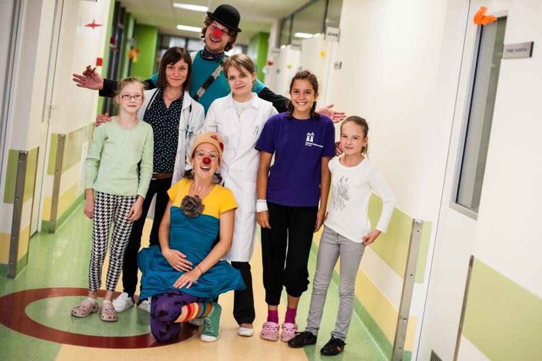 Klounai sergantiems vaikams dalijo šypsenas