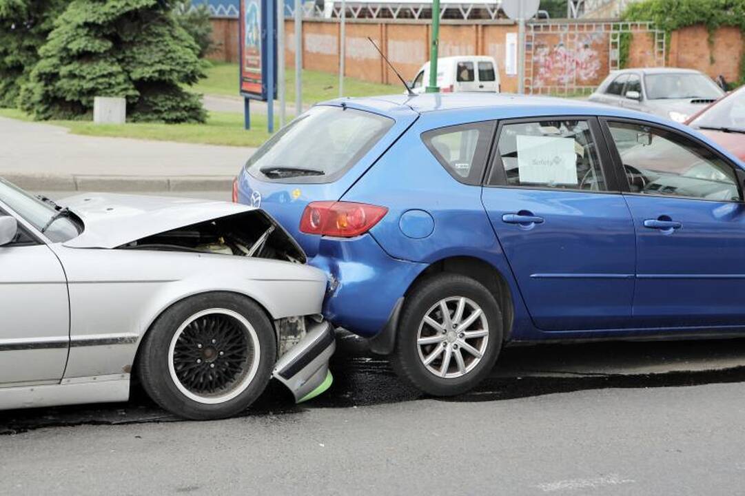„Pasibučiavę“ keturi automobiliai užkimšo Pilies gatvę