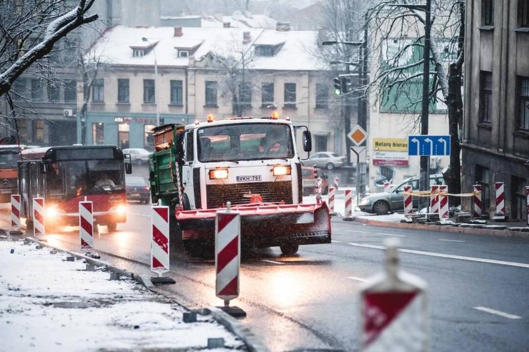 Pirmasis gruodžio sniegas į gatves išginė kelininkus