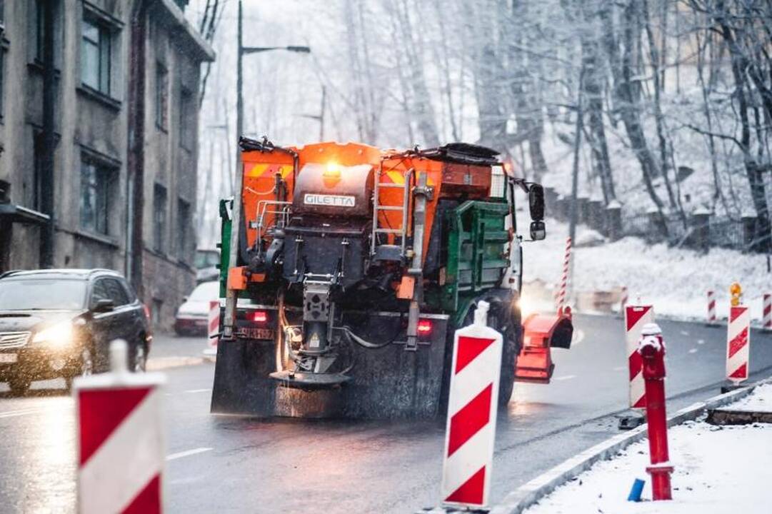 Pirmasis gruodžio sniegas į gatves išginė kelininkus