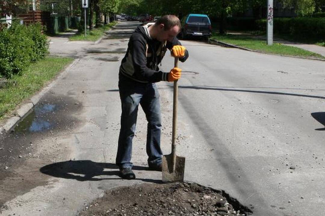 „Duobių duobę“ Aušros gatvėje užlopė "Vizgintos statyba"