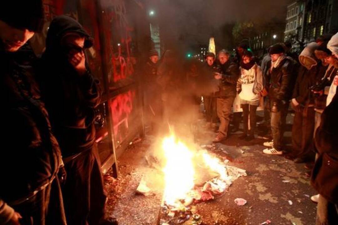 Britanijoje antrąkart dėl mokesčių už mokslą protestuojantys studentai susirėmė su policija