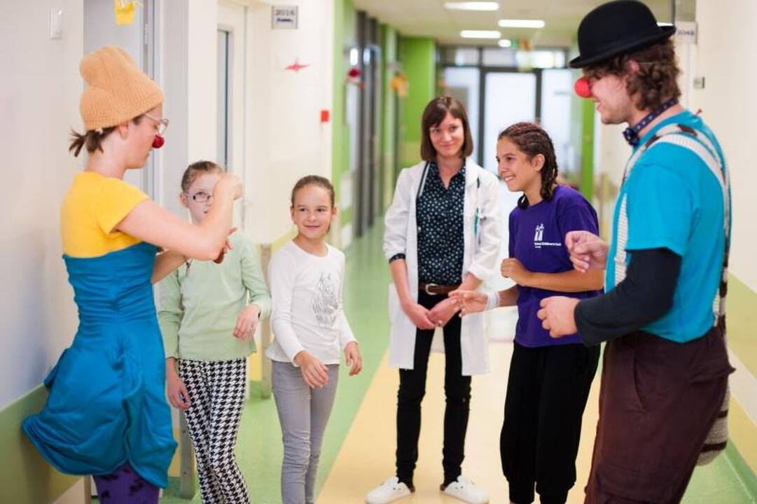 Klounai sergantiems vaikams dalijo šypsenas