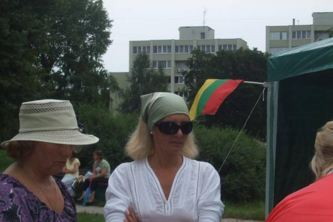 Atvykusi į teismą, N.Venckienė aplankė ir badautojus