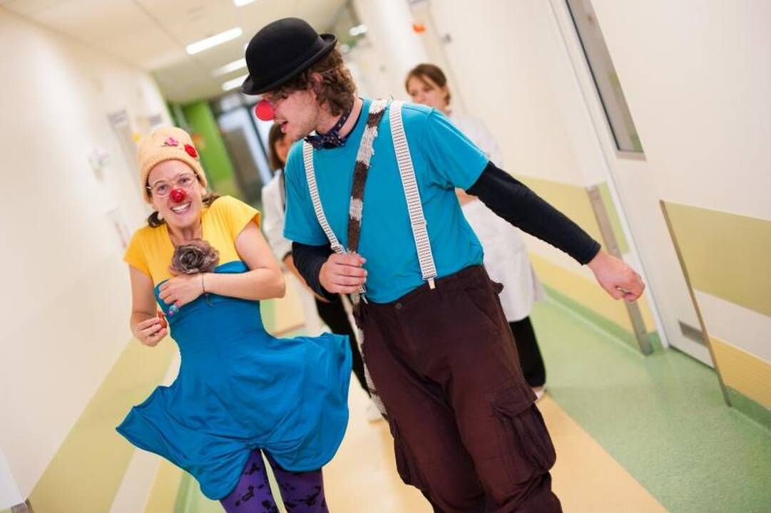 Klounai sergantiems vaikams dalijo šypsenas