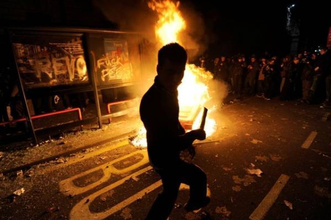 Britanijoje antrąkart dėl mokesčių už mokslą protestuojantys studentai susirėmė su policija
