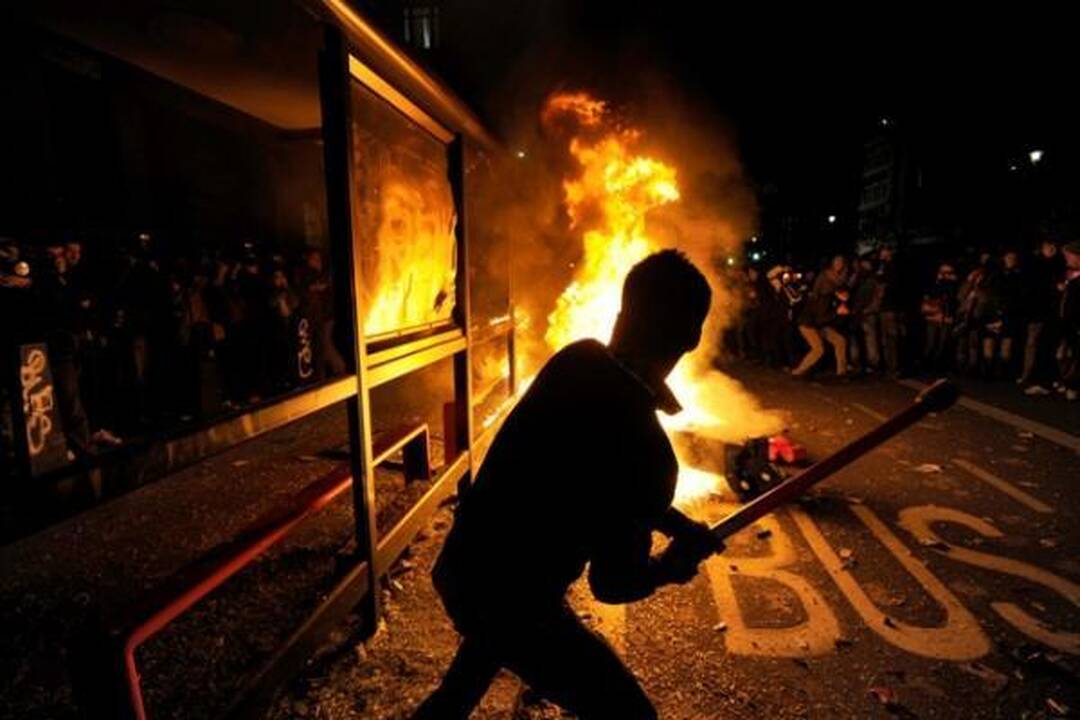 Britanijoje antrąkart dėl mokesčių už mokslą protestuojantys studentai susirėmė su policija