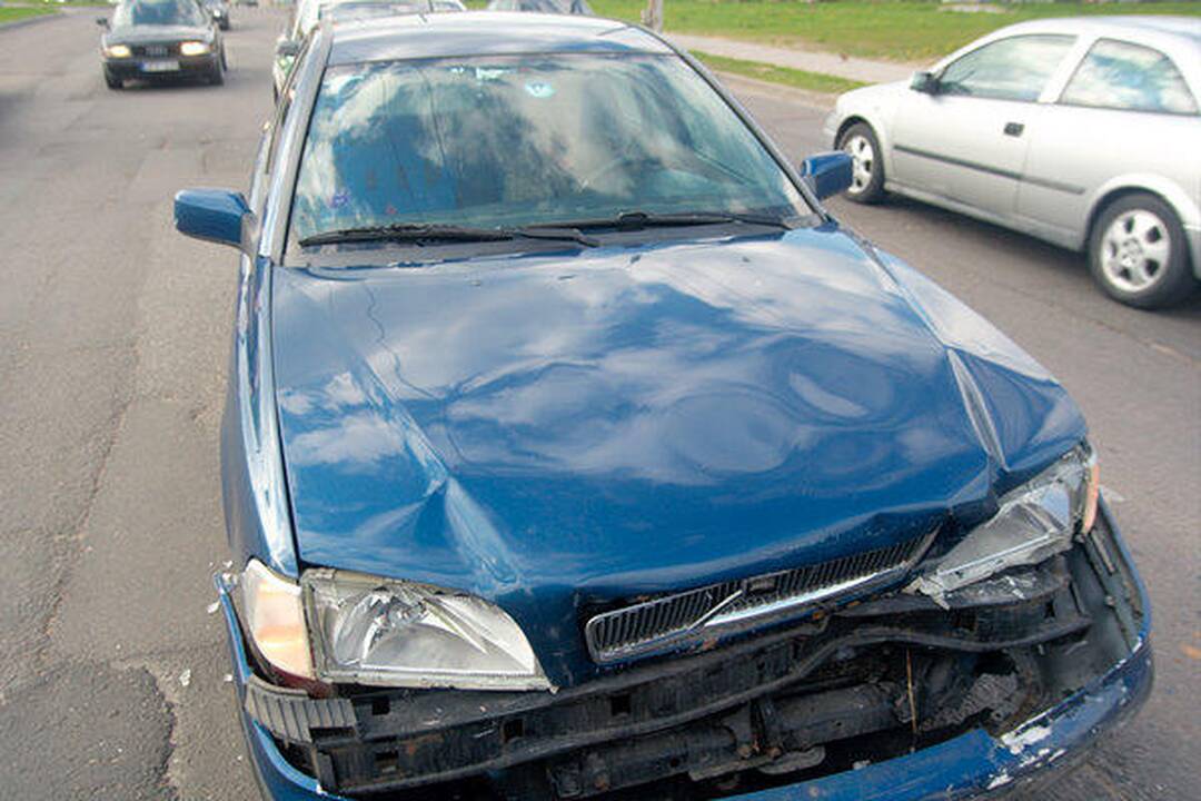 Girtas vairuotojas Žirmūnuose sudaužė tris automobilius