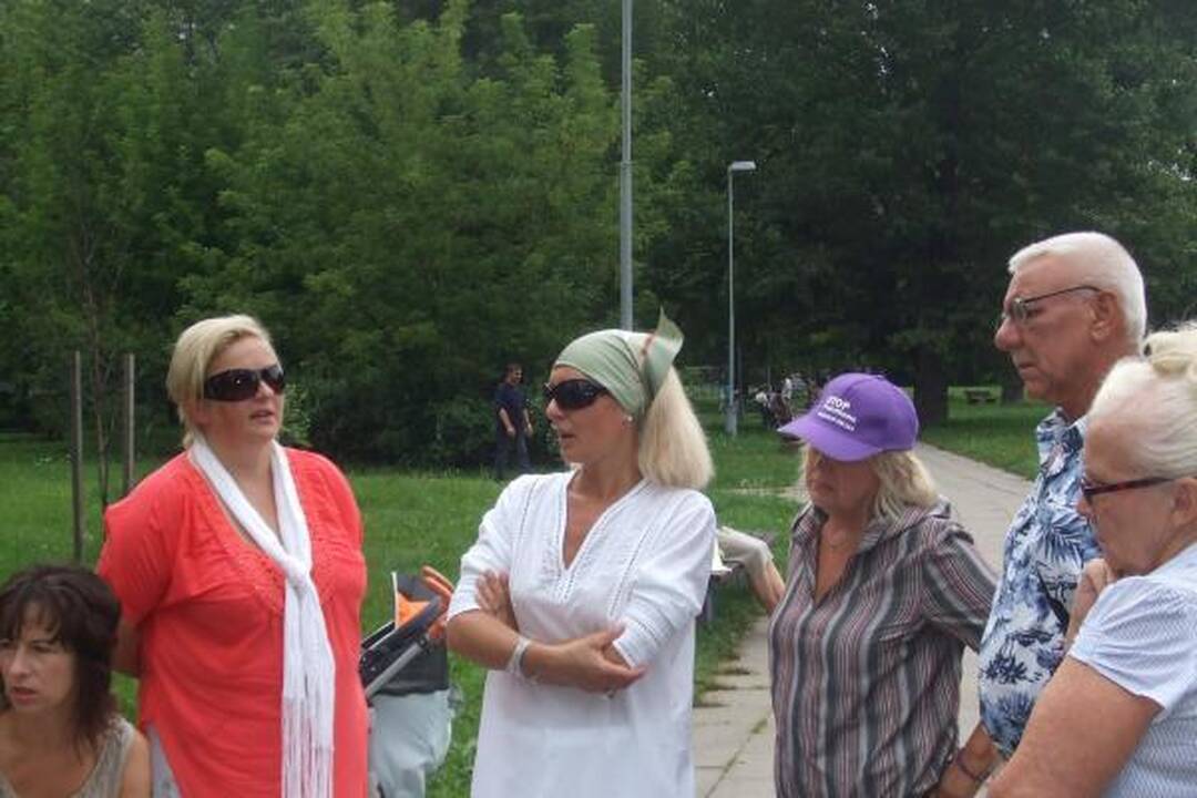Atvykusi į teismą, N.Venckienė aplankė ir badautojus