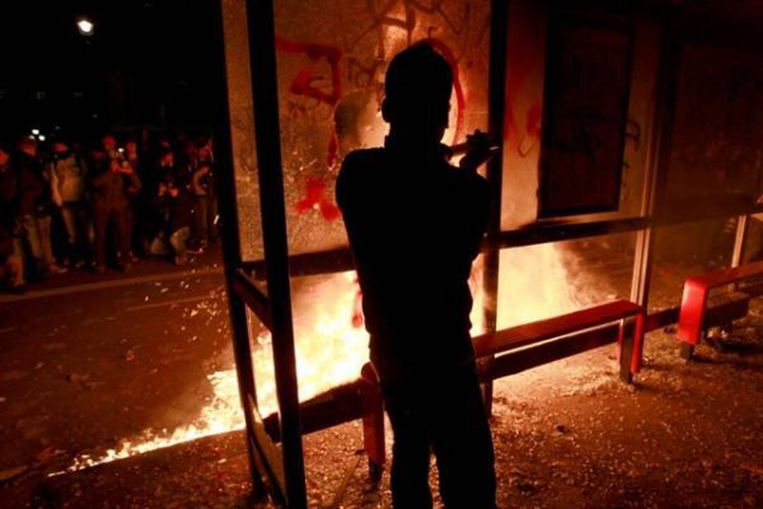 Britanijoje antrąkart dėl mokesčių už mokslą protestuojantys studentai susirėmė su policija
