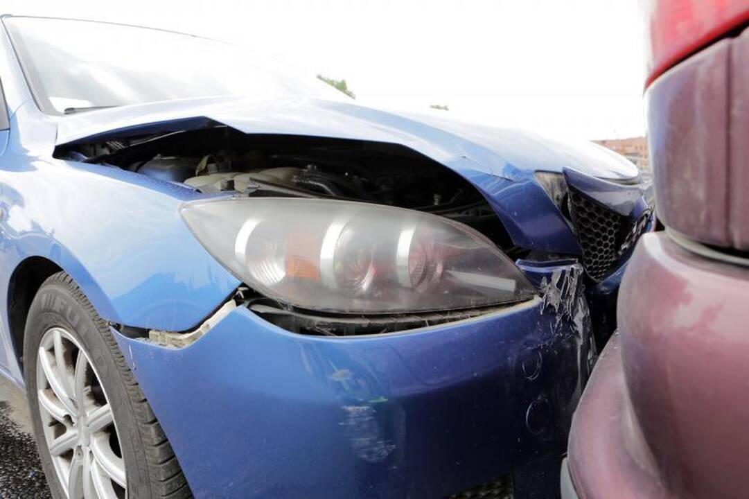 „Pasibučiavę“ keturi automobiliai užkimšo Pilies gatvę