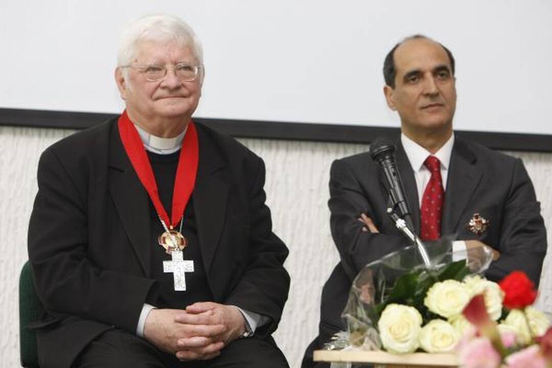 Garbės ženklai - gydytojui ir dvasininkui