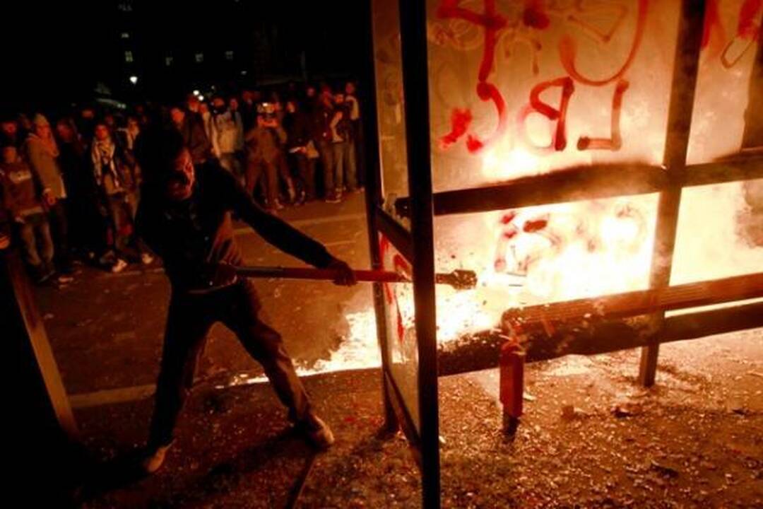 Britanijoje antrąkart dėl mokesčių už mokslą protestuojantys studentai susirėmė su policija