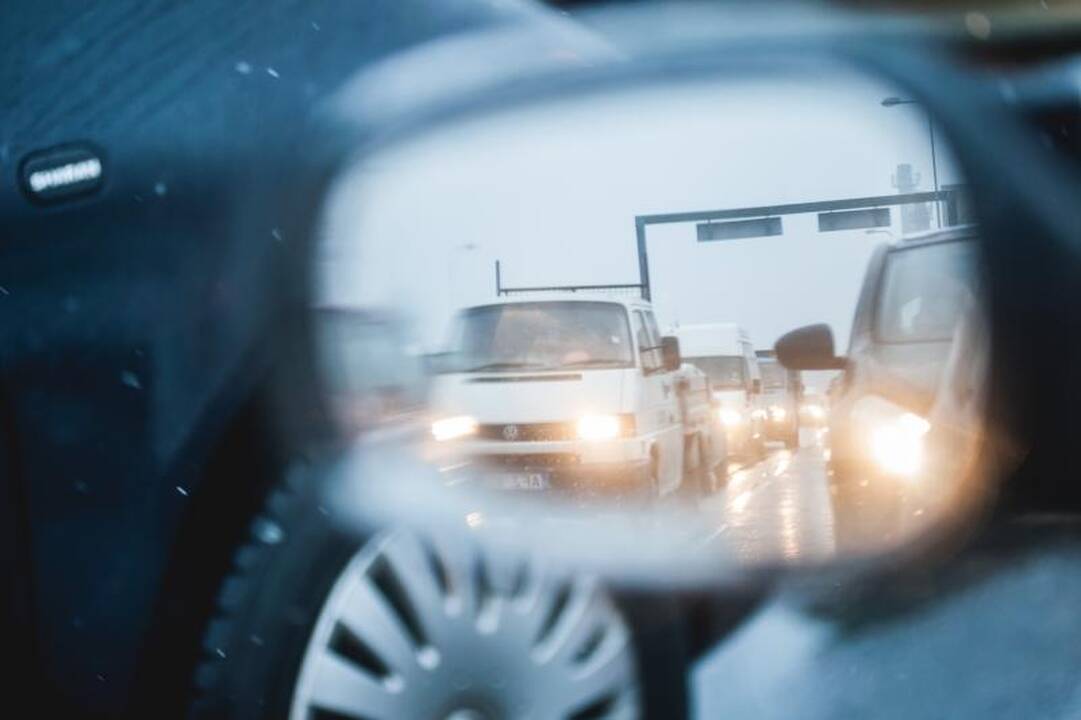Pirmasis gruodžio sniegas į gatves išginė kelininkus
