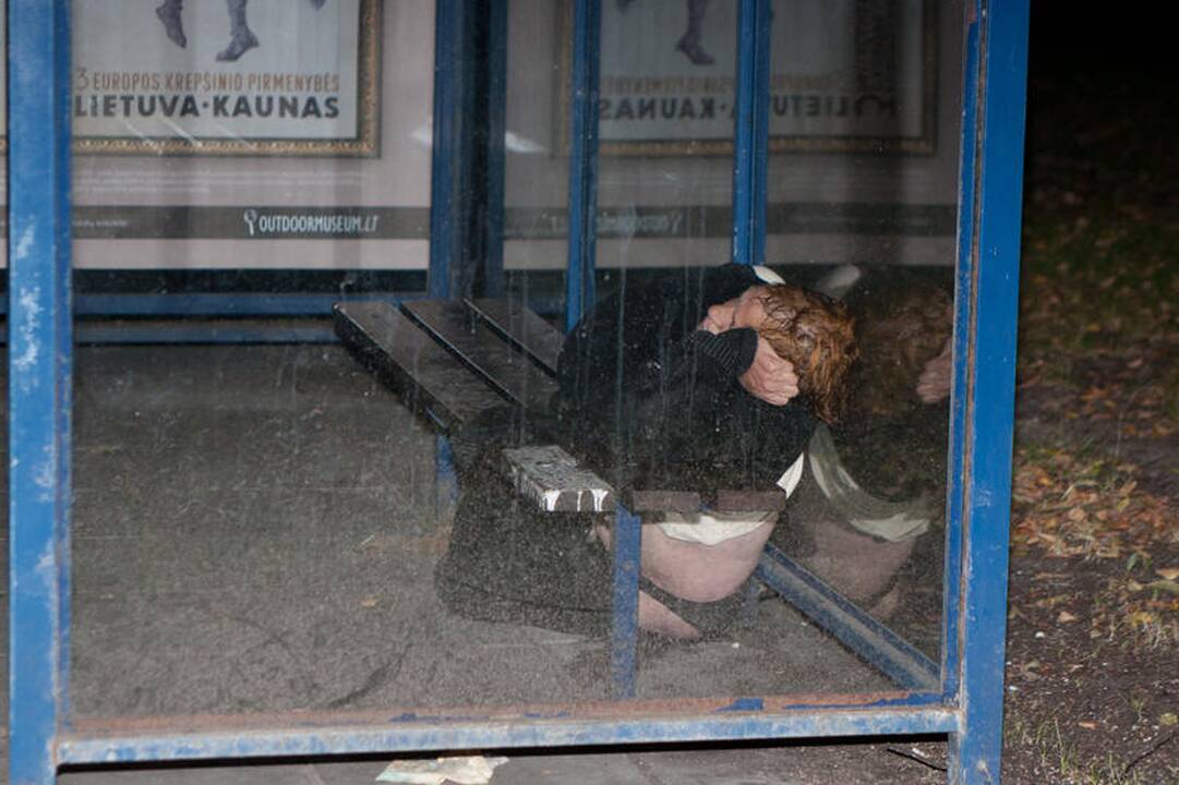 Gelbėtojai vadavo viešojo transporto stotelėje įstrigusią moterį