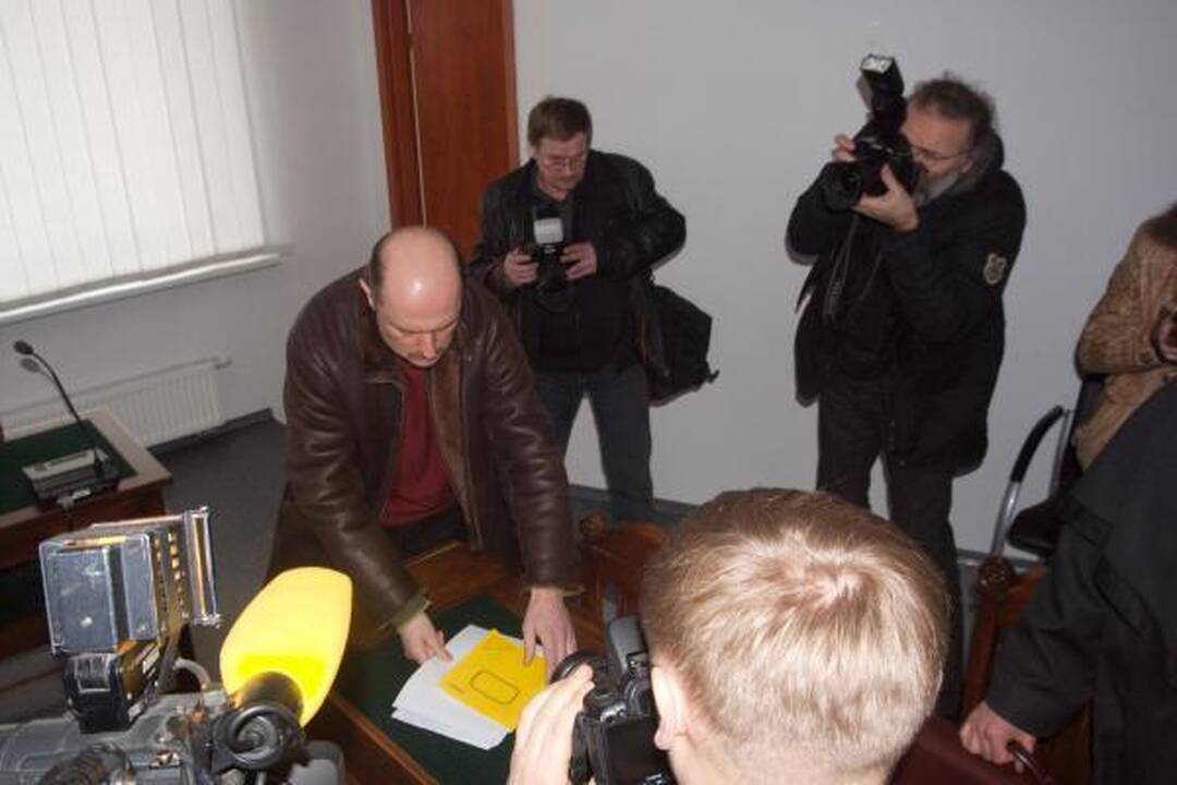 Kyšį paėmęs buvęs SAM viceministras paleistas teismo salėje (papildyta)