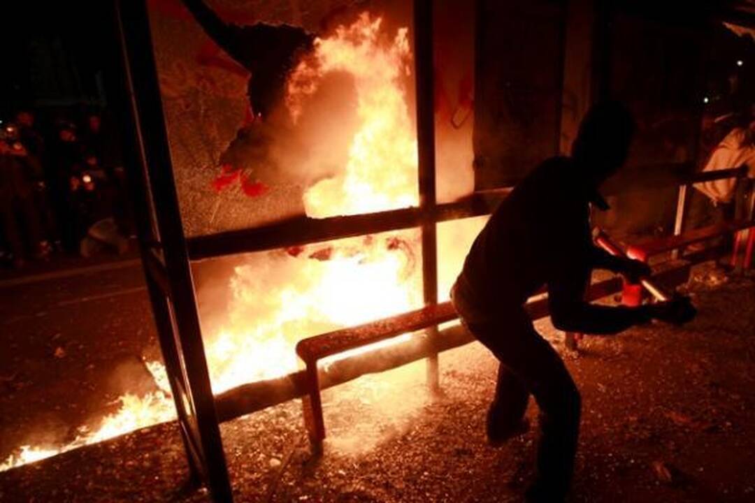 Britanijoje antrąkart dėl mokesčių už mokslą protestuojantys studentai susirėmė su policija