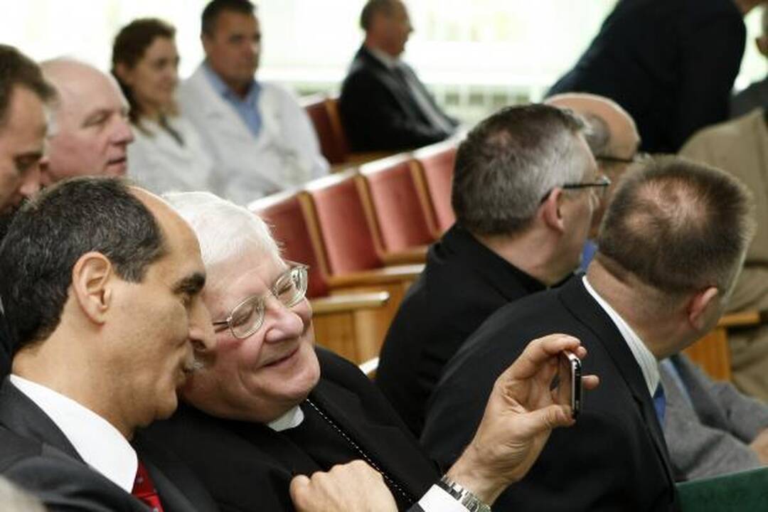 Garbės ženklai - gydytojui ir dvasininkui