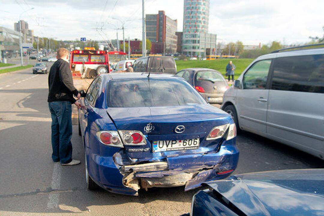 Girtas vairuotojas Žirmūnuose sudaužė tris automobilius
