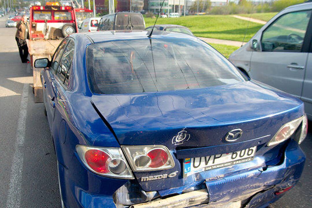 Girtas vairuotojas Žirmūnuose sudaužė tris automobilius