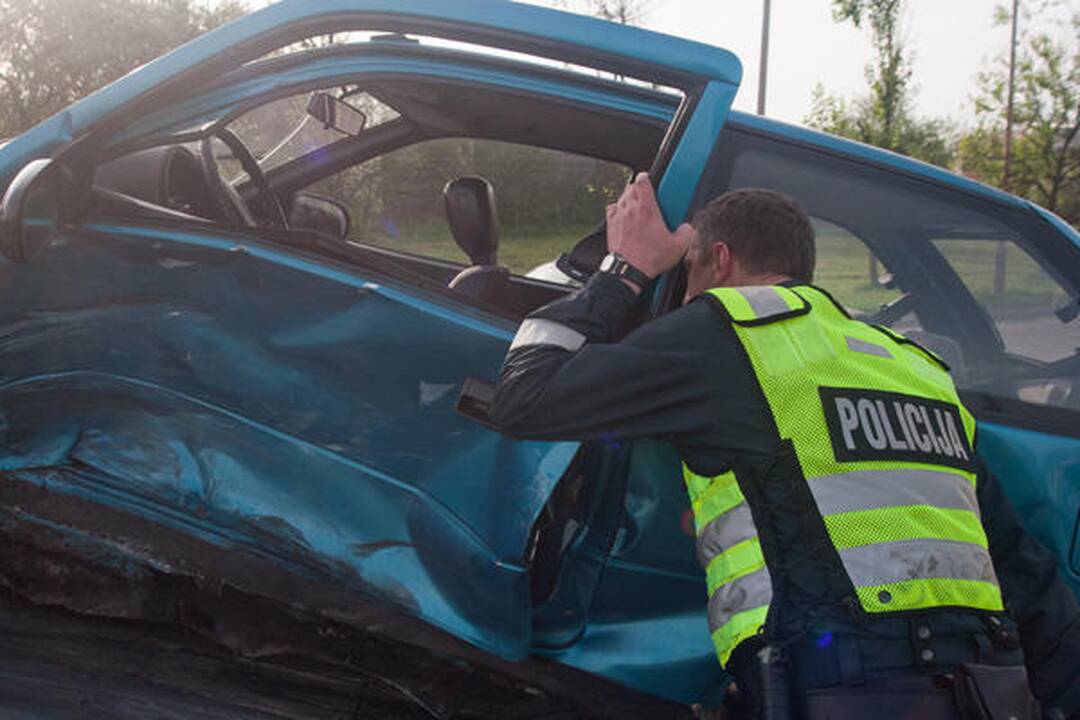 Vilniaus gelbėtojai vadavo per avariją prispaustą merginą
