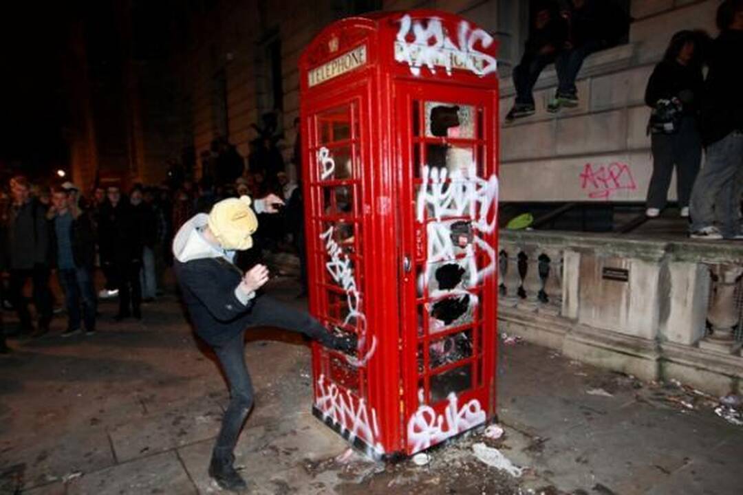 Britanijoje antrąkart dėl mokesčių už mokslą protestuojantys studentai susirėmė su policija