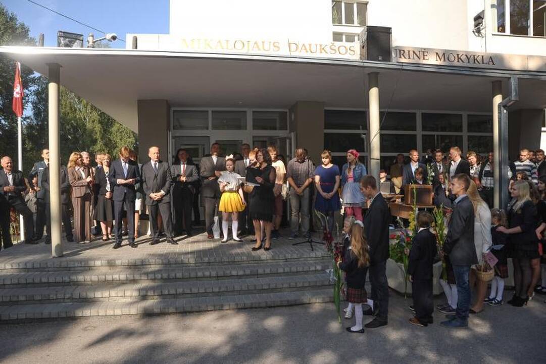 Diena po gaisro: "Akropolis" savo žaizdų lankytojams neatvėrė