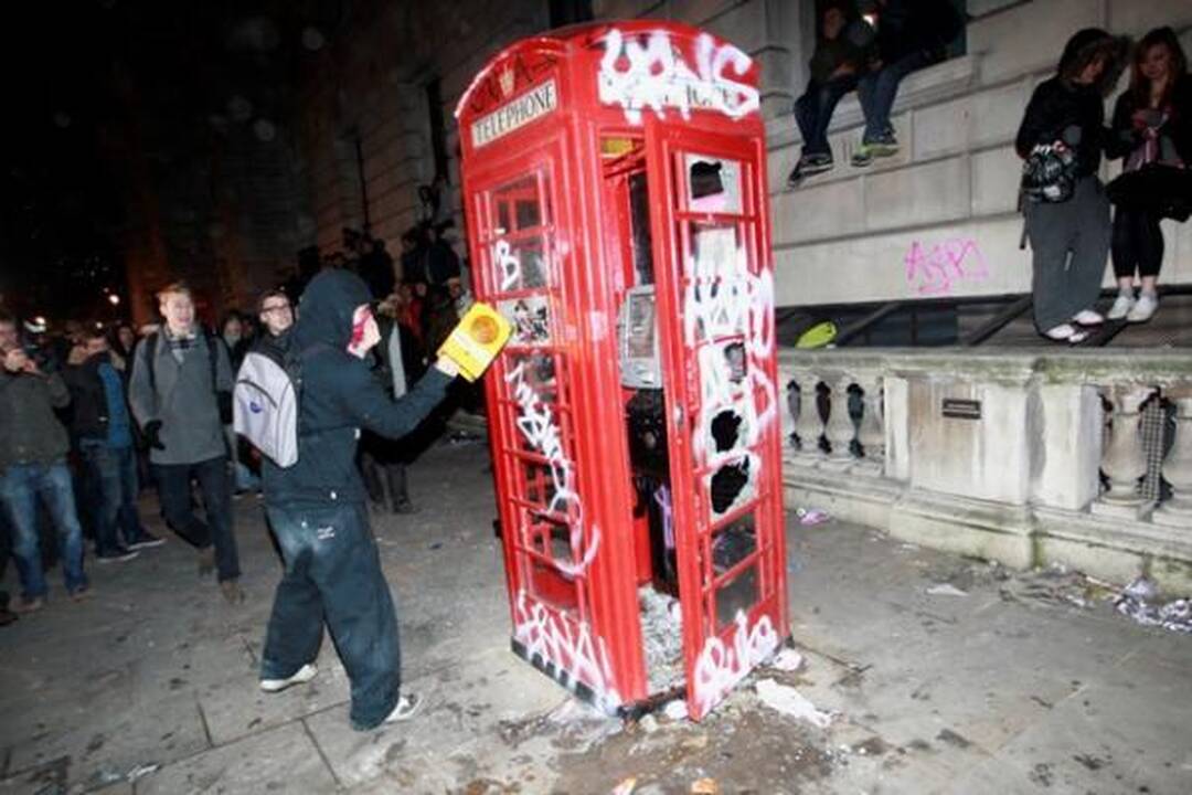 Britanijoje antrąkart dėl mokesčių už mokslą protestuojantys studentai susirėmė su policija