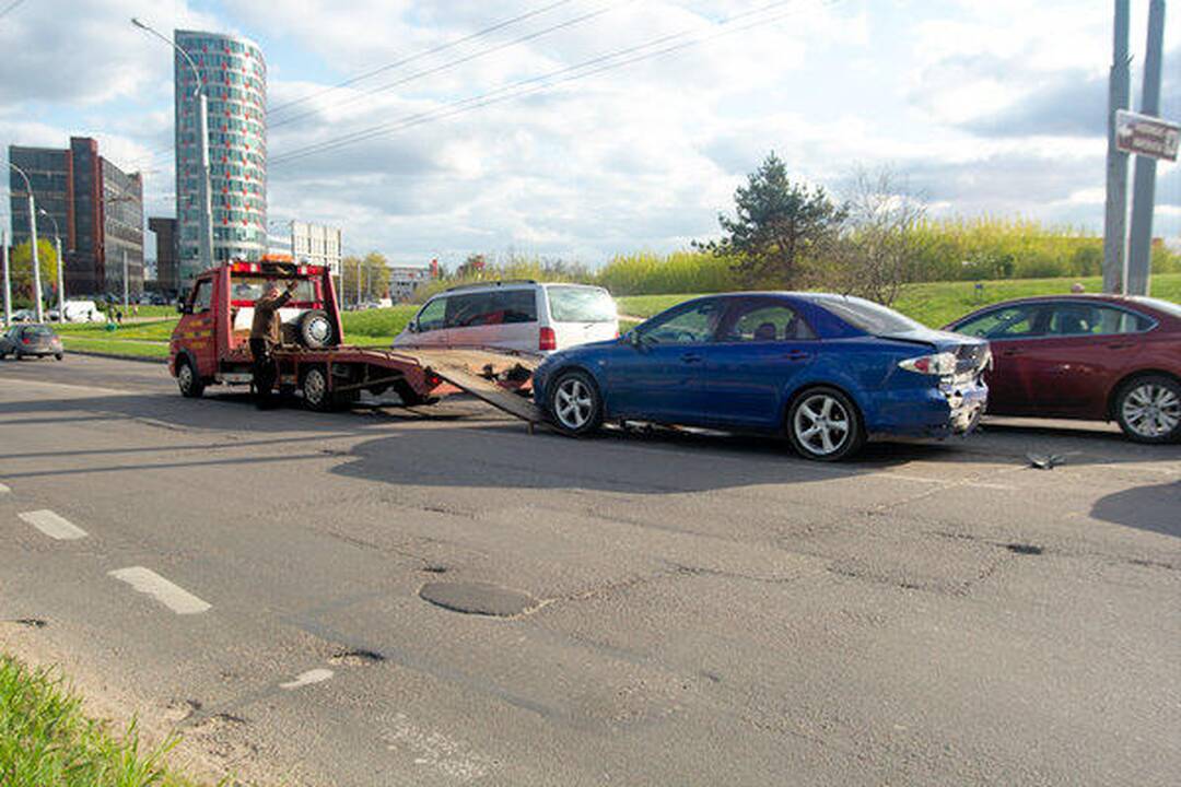 Girtas vairuotojas Žirmūnuose sudaužė tris automobilius
