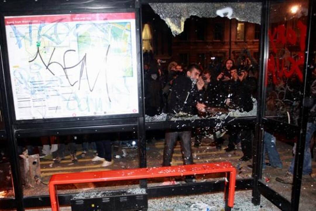 Britanijoje antrąkart dėl mokesčių už mokslą protestuojantys studentai susirėmė su policija