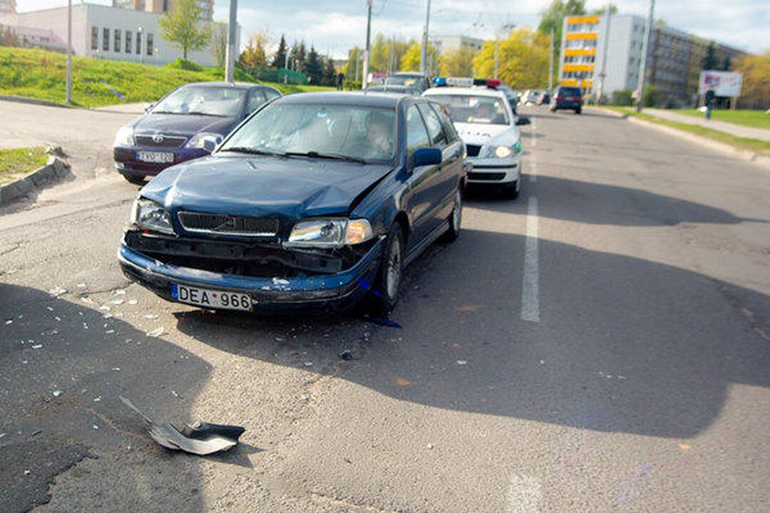Girtas vairuotojas Žirmūnuose sudaužė tris automobilius