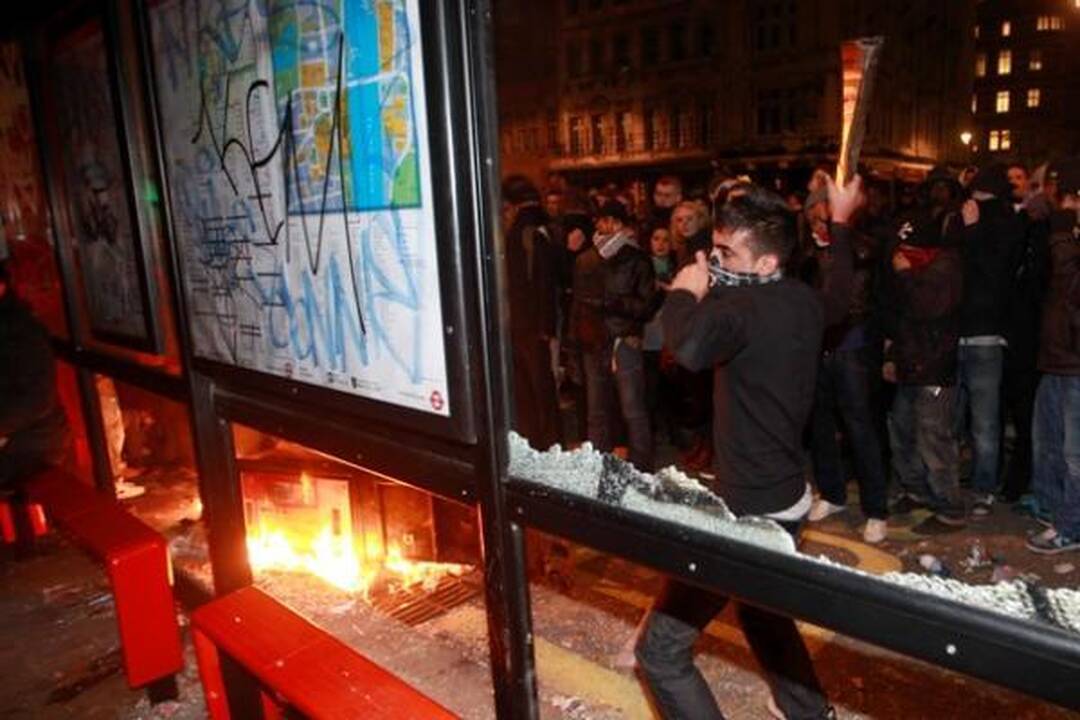 Britanijoje antrąkart dėl mokesčių už mokslą protestuojantys studentai susirėmė su policija