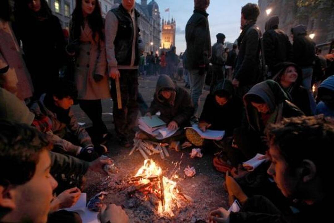Britanijoje antrąkart dėl mokesčių už mokslą protestuojantys studentai susirėmė su policija