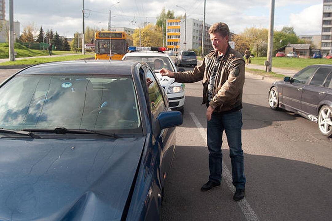 Girtas vairuotojas Žirmūnuose sudaužė tris automobilius