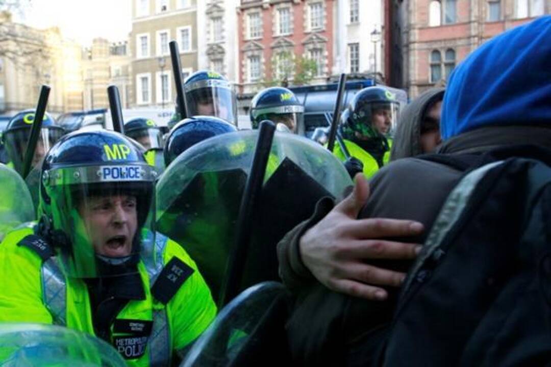 Britanijoje antrąkart dėl mokesčių už mokslą protestuojantys studentai susirėmė su policija