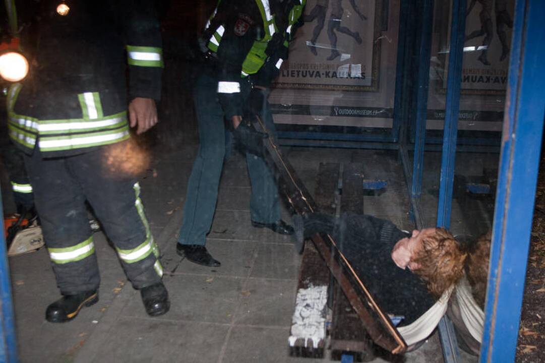 Gelbėtojai vadavo viešojo transporto stotelėje įstrigusią moterį