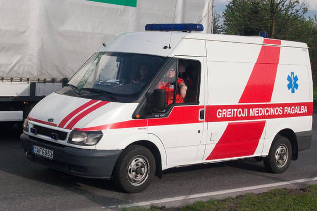 Vilniaus gelbėtojai vadavo per avariją prispaustą merginą