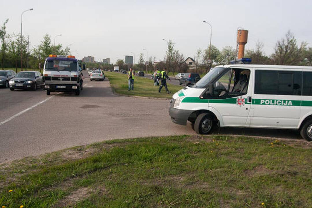 Vilniaus gelbėtojai vadavo per avariją prispaustą merginą