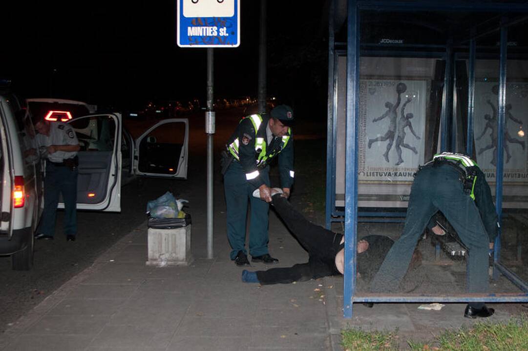 Gelbėtojai vadavo viešojo transporto stotelėje įstrigusią moterį