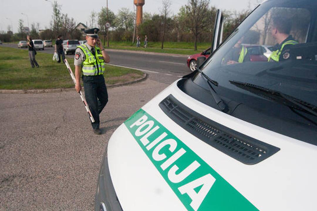 Vilniaus gelbėtojai vadavo per avariją prispaustą merginą