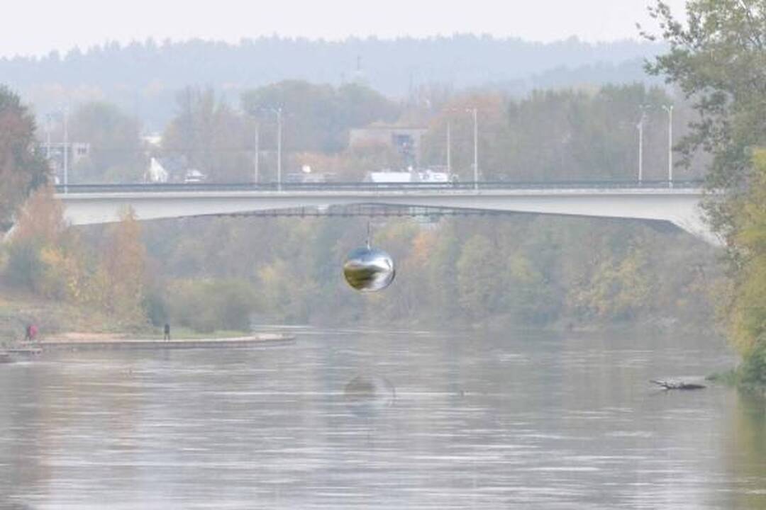 Vilniaus tiltus papuoš toną sveriančios plieninės skulptūros