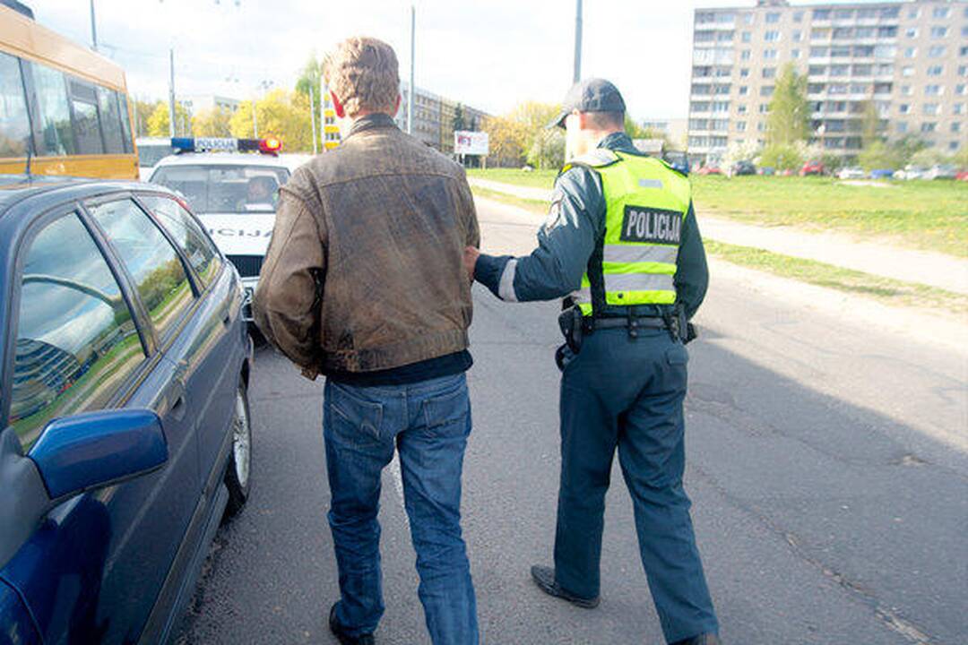Girtas vairuotojas Žirmūnuose sudaužė tris automobilius
