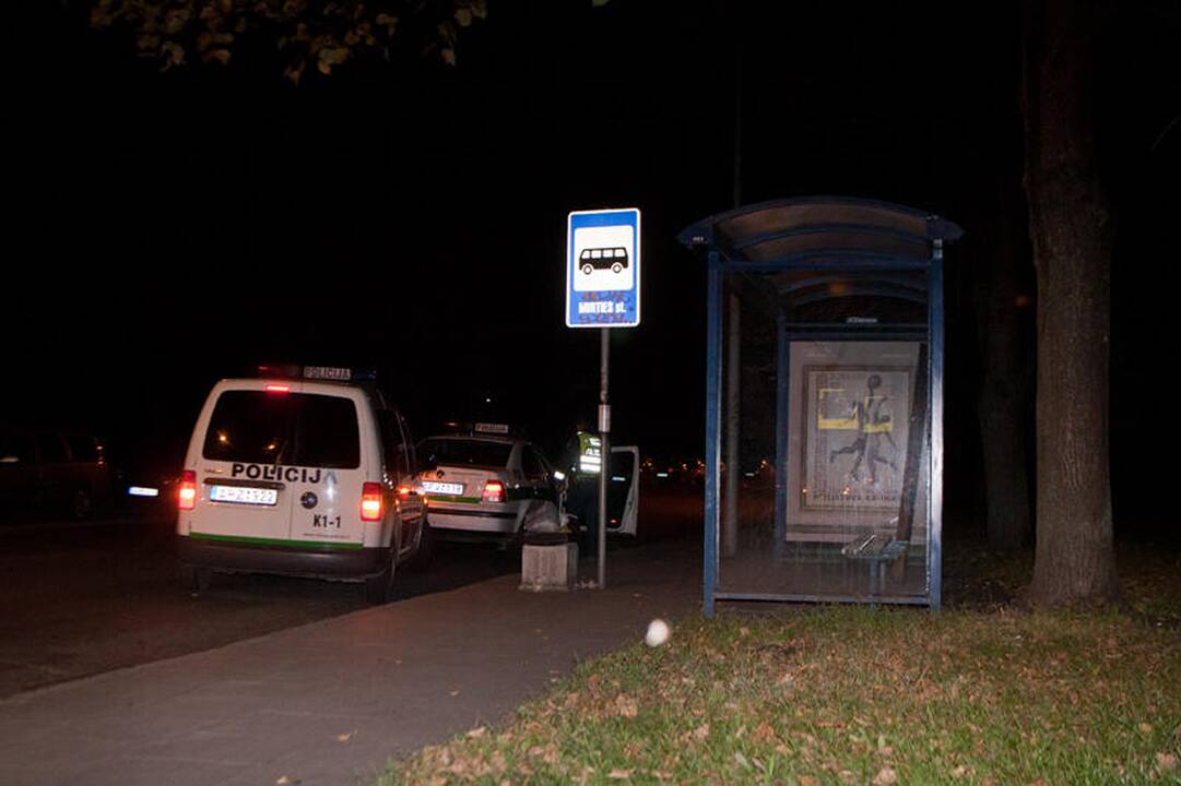 Gelbėtojai vadavo viešojo transporto stotelėje įstrigusią moterį