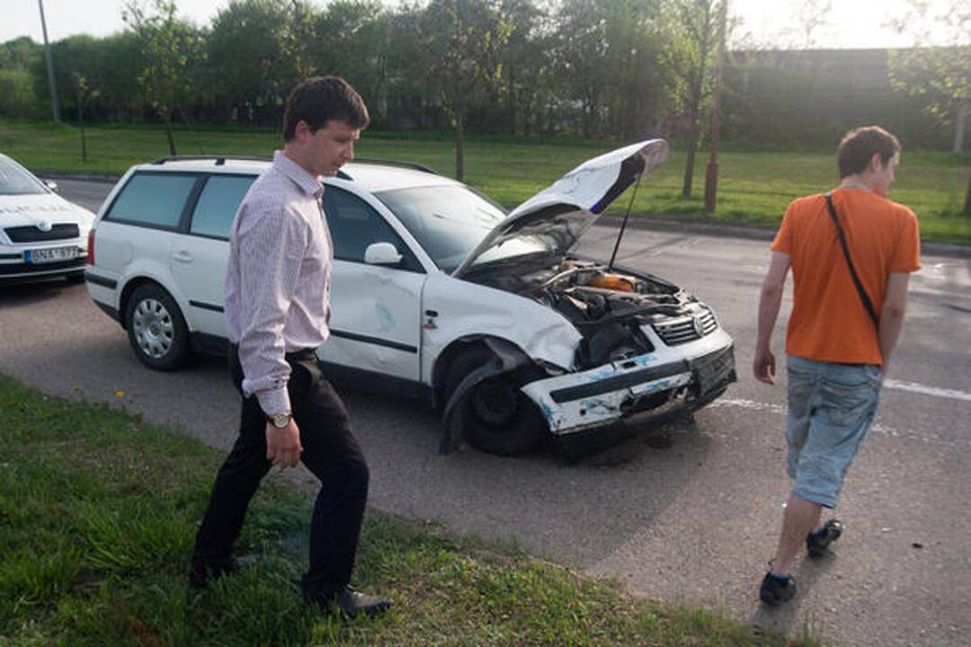 Vilniaus gelbėtojai vadavo per avariją prispaustą merginą