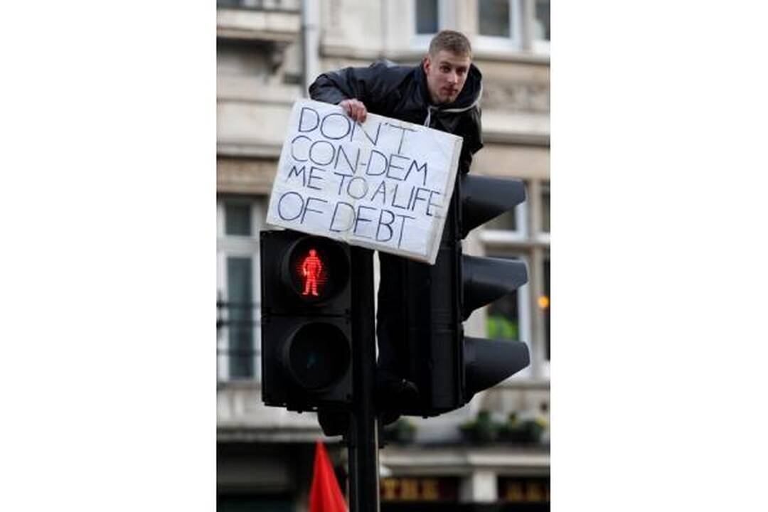 Britanijoje antrąkart dėl mokesčių už mokslą protestuojantys studentai susirėmė su policija