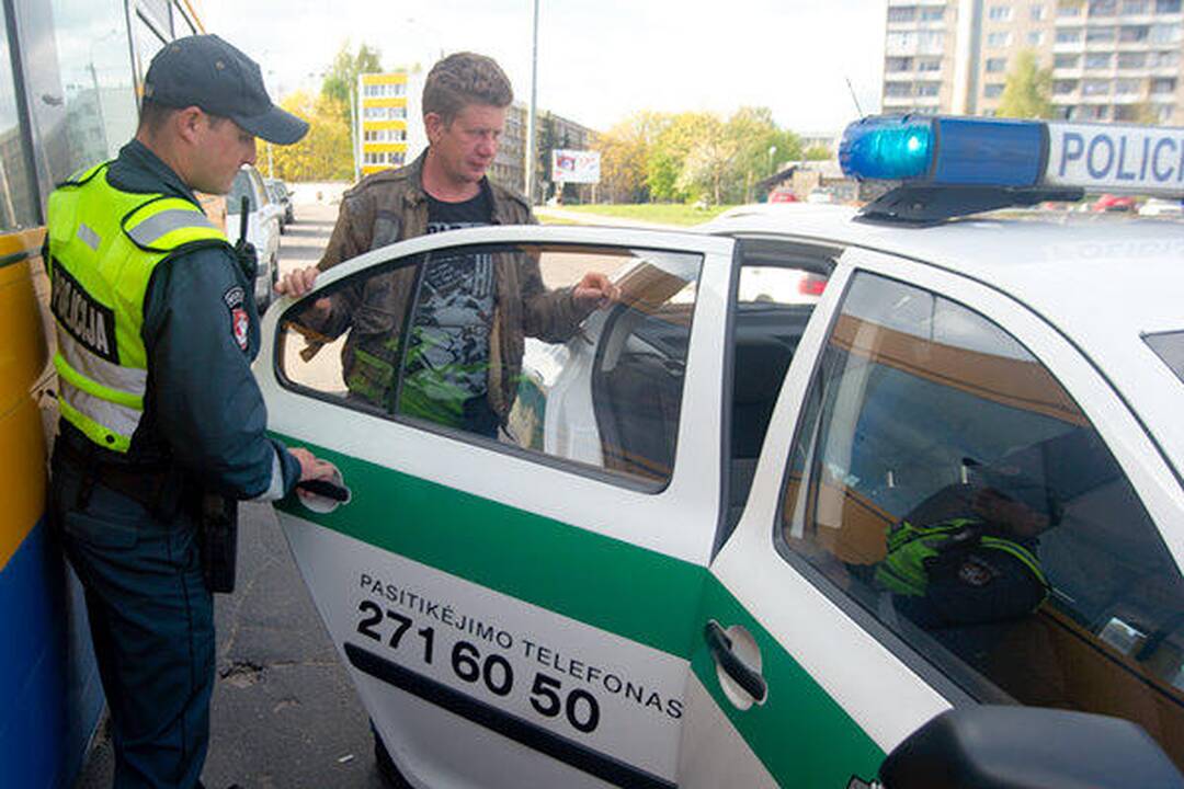 Girtas vairuotojas Žirmūnuose sudaužė tris automobilius