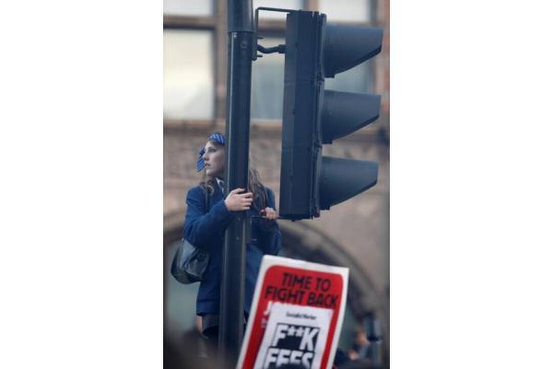 Britanijoje antrąkart dėl mokesčių už mokslą protestuojantys studentai susirėmė su policija