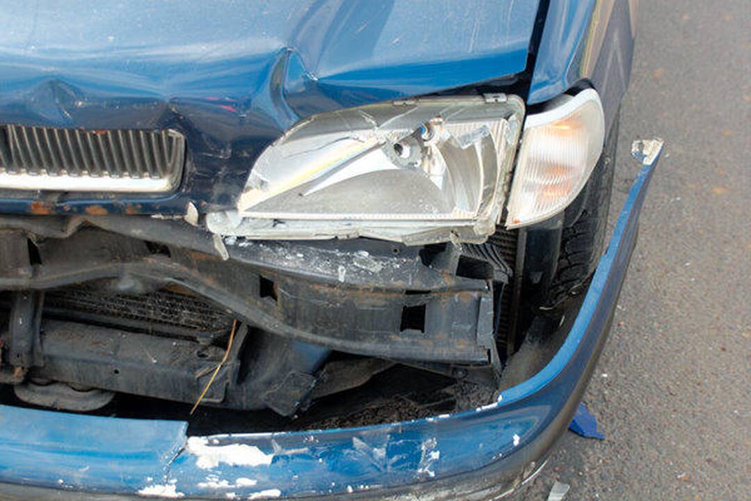 Girtas vairuotojas Žirmūnuose sudaužė tris automobilius