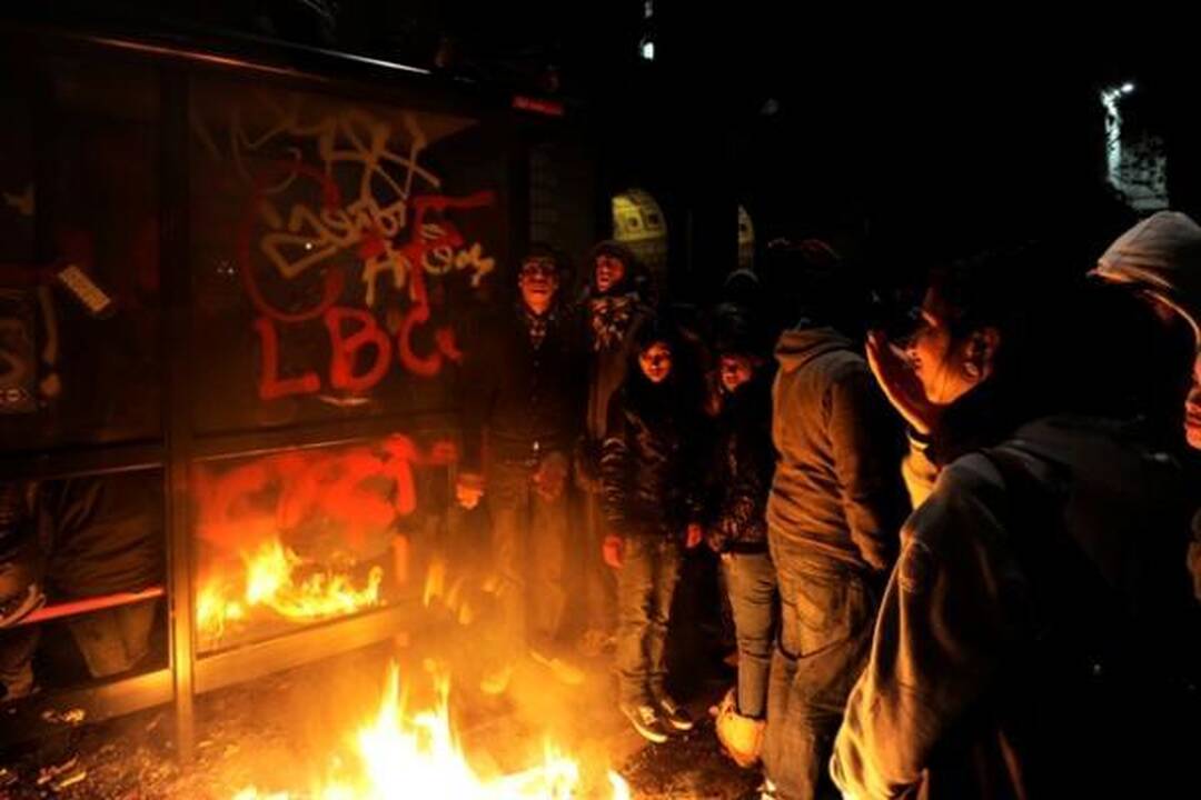 Britanijoje antrąkart dėl mokesčių už mokslą protestuojantys studentai susirėmė su policija