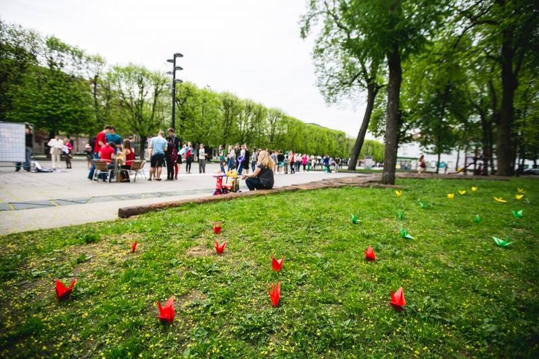 R. Kalantos žūties metinės: skambant roko muzikai vaikai piešė laisvę